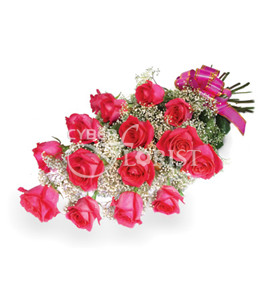 розовые розы с гипсофилой и бантом