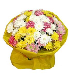 Весенний карнавал. Яркий, букет из кустовых хризантем разных оттенков создает хорошее настроение и олицетворяет собой краски солнечного дня.