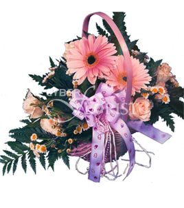 герберы и розы в корзине