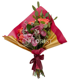 розы и орхидеи в букете