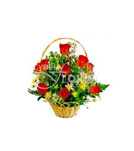 красные розы в корзинке