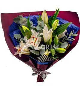 букет лилий с эвкалиптом