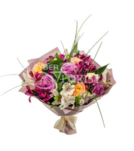 лилии и розы в букете