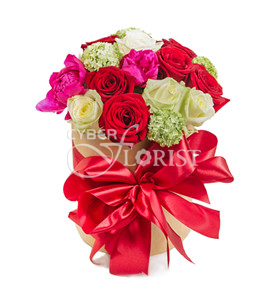 розы и пионы в коробке