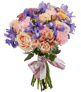 кремовые розы в букете