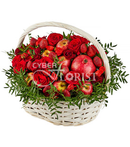 фруктовая корзинка с клубникой
