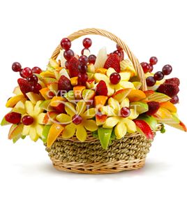 фруктовая корзина с клубникой