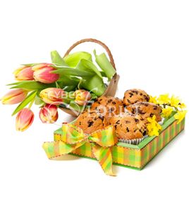 тюльпаны и кексики в корзинке