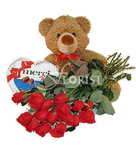 красные розы с мишкой и конфетами