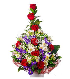 ирисы розы и альстроемерии