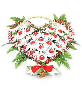 букет из конфет в виде сердца